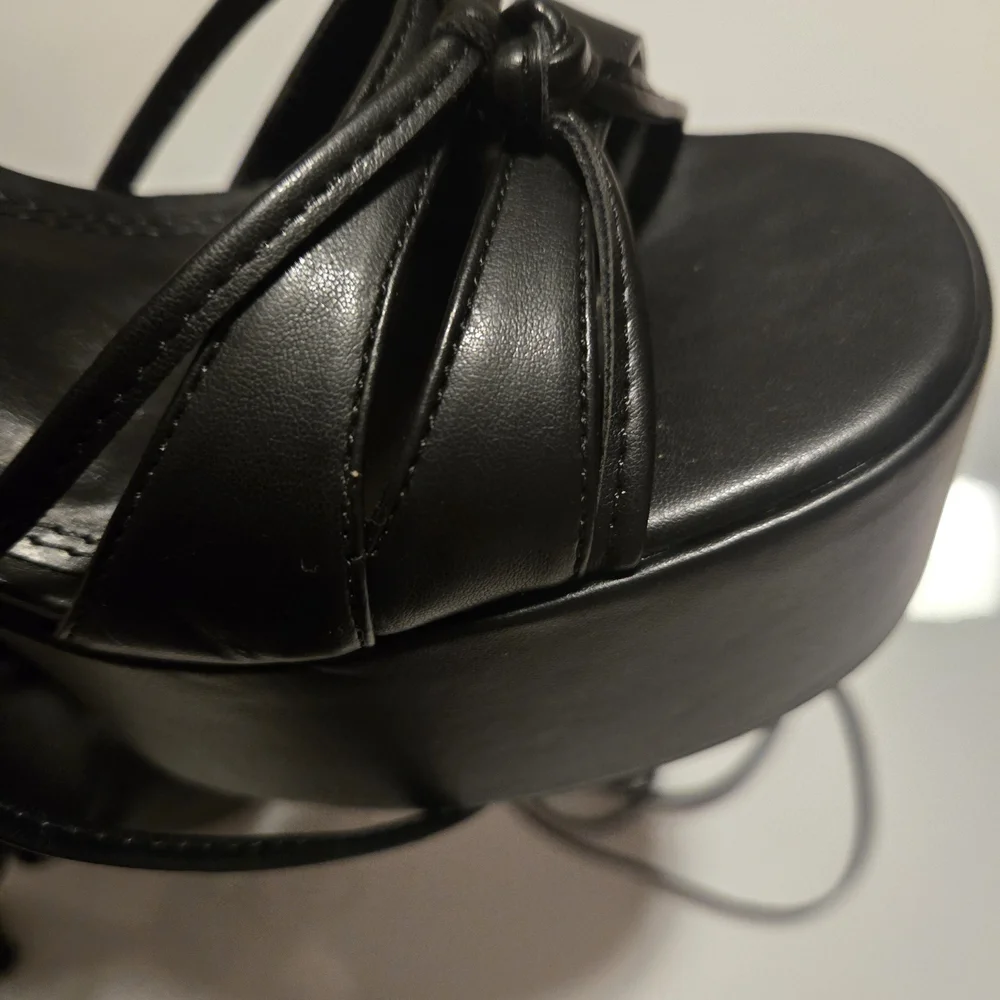 Steve Madden Black Patent Platform Sandals